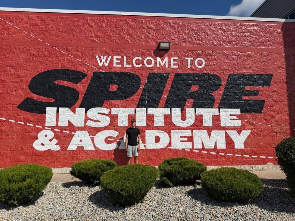 Fabian Reiffers fra Moss Black Panthers Basketball står foran veggen med teksten «Welcome to Spire Institute and Academy» på Spire Institute.