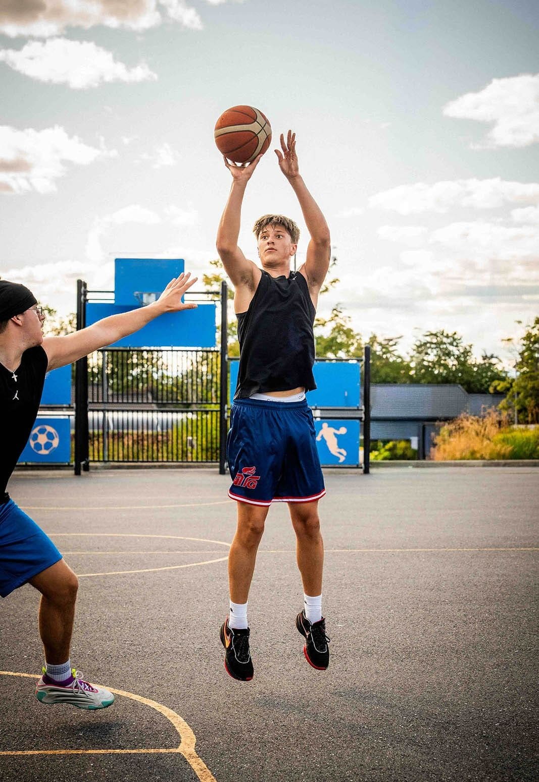 Fabian fra Moss Black Panthers Basketball skyter mot kurven mens Filip forsøker å blokkere i Hoppern idrettshall i Moss.