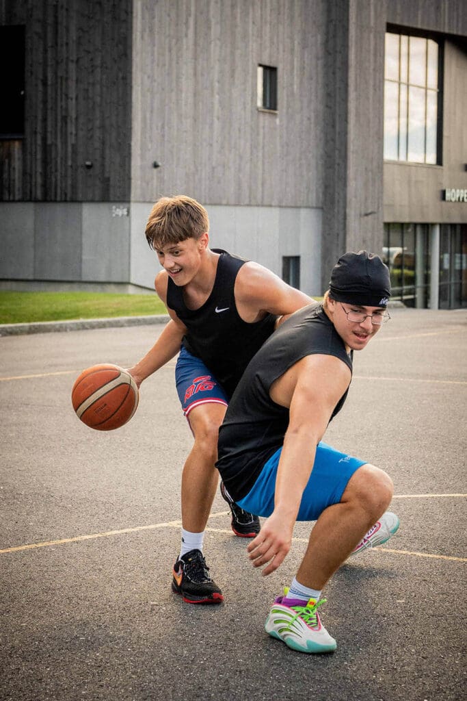 Fabian Reiffers og Filip Cvetkovic fra Moss Black Panthers Basketball smiler på basketballbanen ved Hoppern skole på Jeløy i Moss.