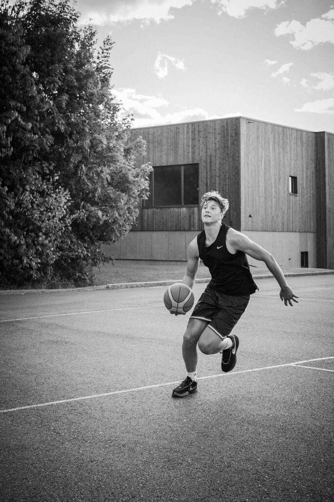 Fabian fra Moss Black Panthers Basketball tar en lay-up på utendørs basketballbane ved Hoppern idrettshall i Moss.