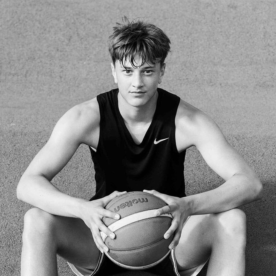 Fabian Reiffers fra Moss Black Panthers Basketball sitter med en basketball i hendene utenfor Hoppern idrettshall i Moss.
