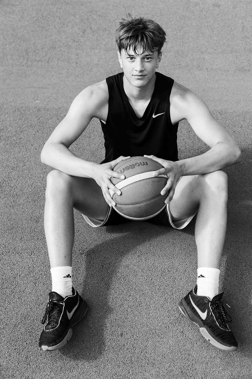 Fabian Reiffers fra Moss Black Panthers Basketball sitter med en basketball i hendene utenfor Hoppern idrettshall i Moss.