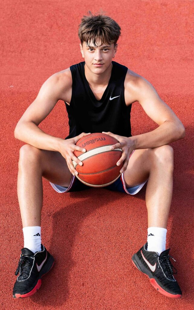 Fabian Reiffers fra Moss Black Panthers Basketball sitter med en basketball i hendene utenfor Hoppern idrettshall i Moss.
