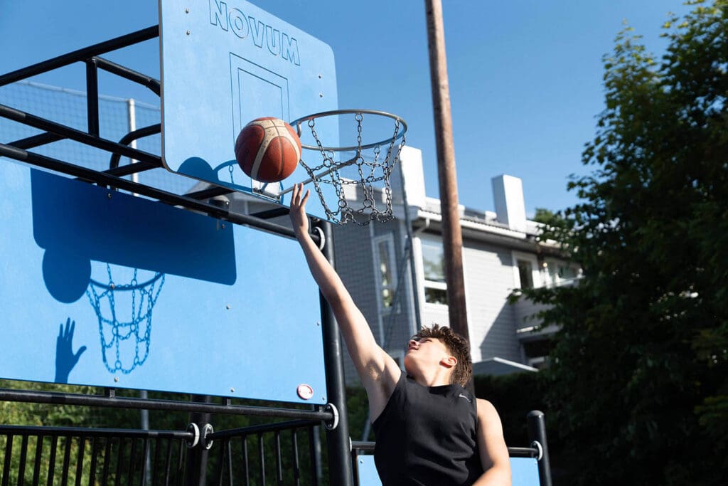 Fabian fra Moss Black Panthers Basketball avslutter en revers layup på basketballbanen i Moss.