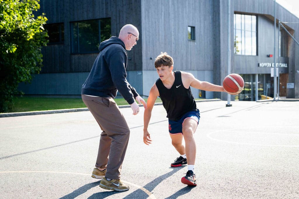Fabian fra Moss Black Panthers Basketball forsøker å drible forbi sin tidligere trener Adam på basketballbanen i Moss.