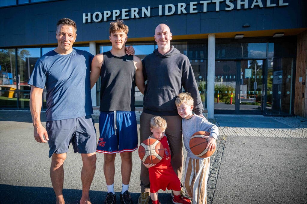 Fabian Reiffers fra Moss Black Panthers Basketball står foran Hoppern idrettshall i Moss sammen med sin far Jeff Reiffers, trener Adam og Adams to sønner med basketballer.
